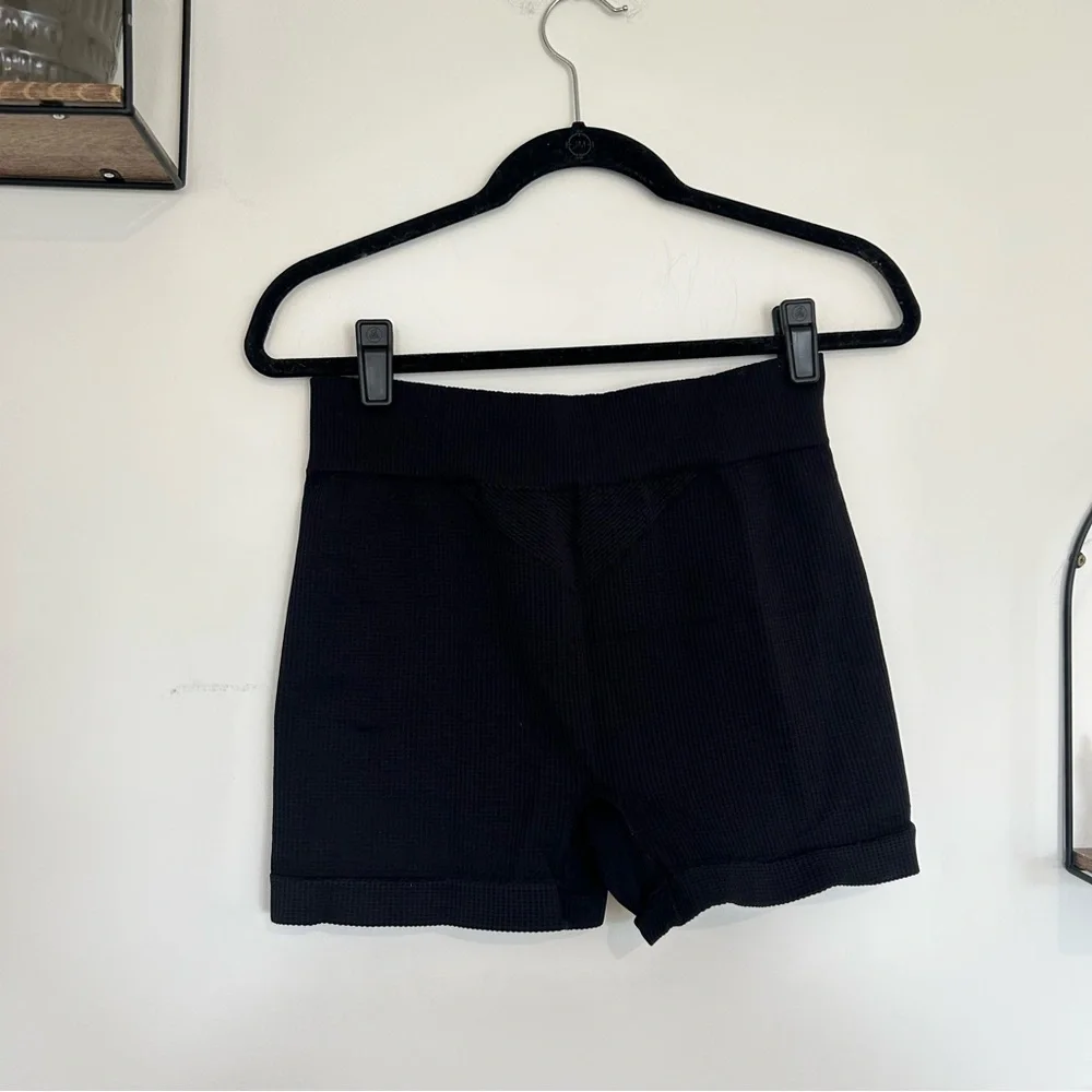 Free People‎ Movement Black Waffle Ribbed Athletic Workout Hot Pants Shorts M/L